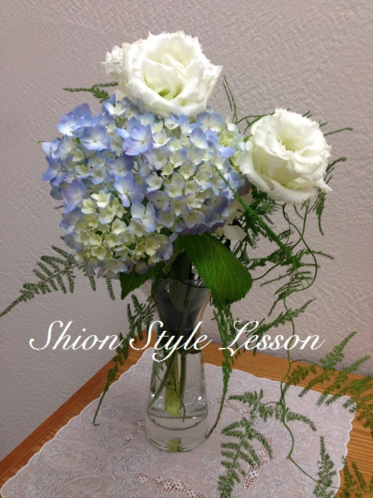 Rin S Flowerレッスン報告 フレッシュなお花をテーブルに テーブルフラワーアレンジメントレッスン 第2回目 広島市中区幟町 藍染とうつわ あとりえしおん アートスペースぎゃらりぃｓａｒａ